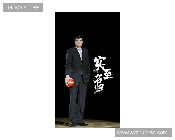 姚明高耸于篮筐之上展现巨人风采与篮球魅力的瞬间 姚明高耸于篮筐之上展现巨人风采与篮球魅力的瞬间