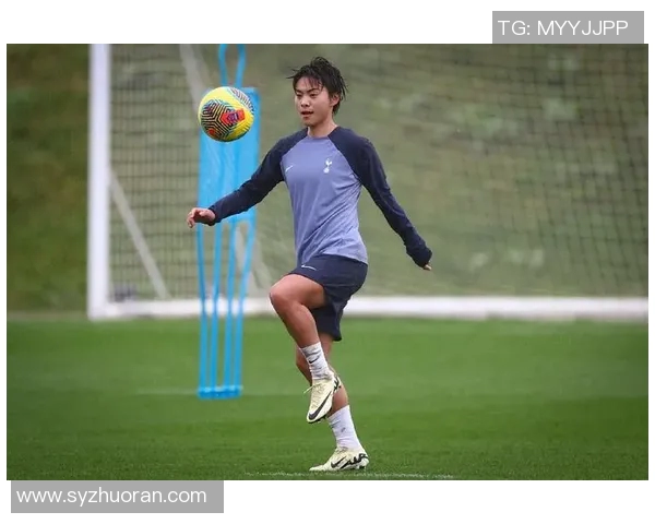 时尚潮流解析足球明星短发发型女生的魅力与搭配技巧