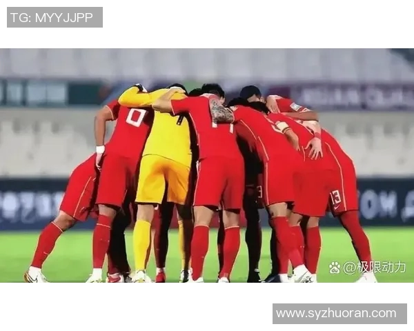 街头偶遇足球明星瞬间引发粉丝热潮与欢呼声 街头偶遇足球明星瞬间引发粉丝热潮与欢呼声