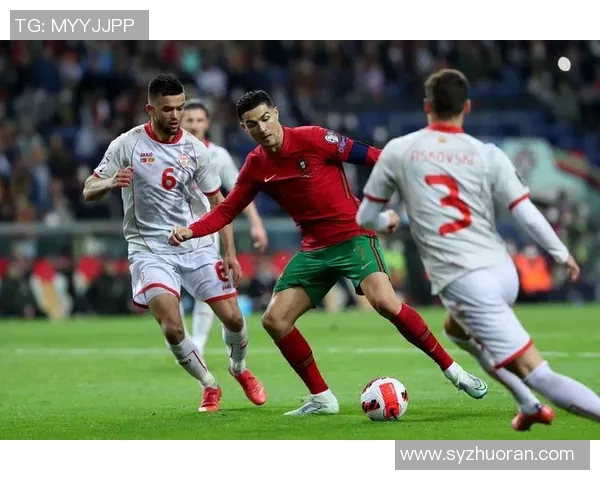 足球明星亲密互动瞬间揭秘友谊与竞争交织的场景展现